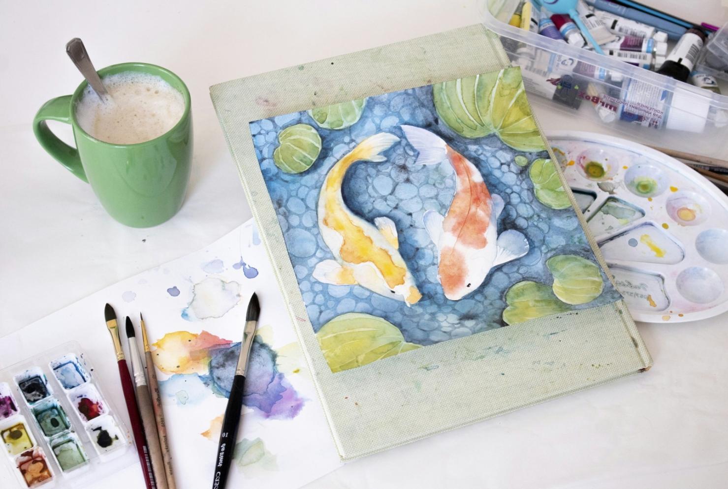 Studente che pratica tecniche di chiaroscuro con matite graduate