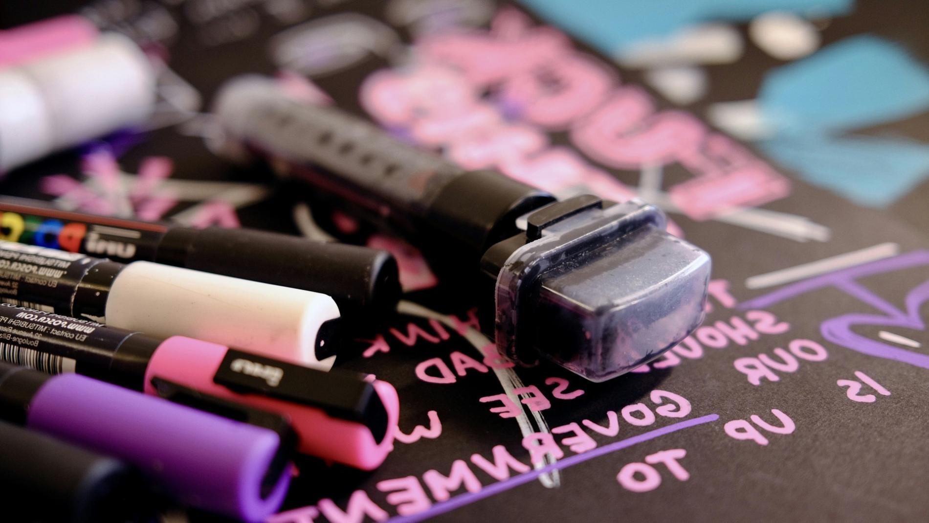 Tavolo di lavoro con materiali da disegno, carboncini e fogli sparsi